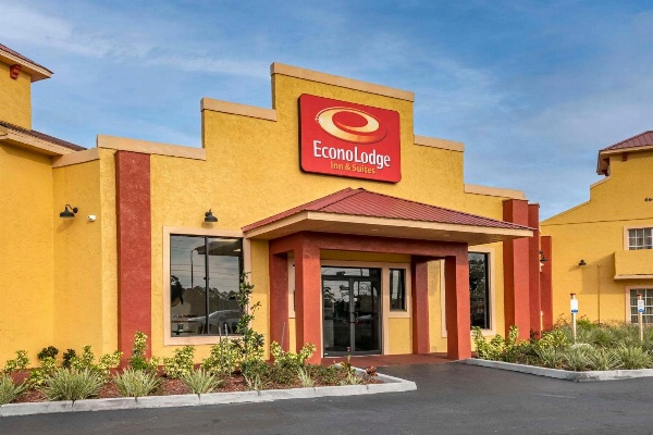 Econo Lodge Inn & Suites Maingate Central image 2