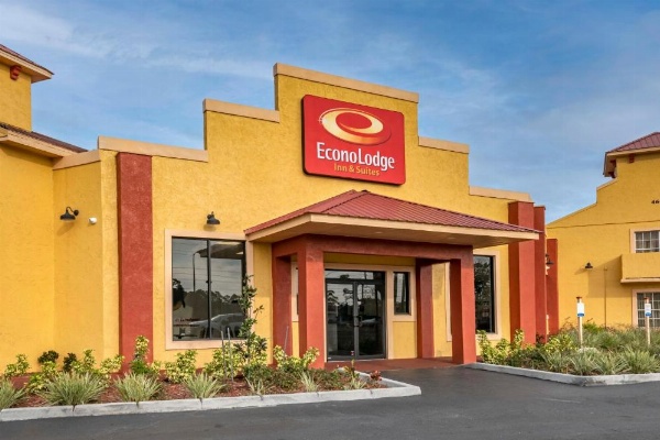 Econo Lodge Inn & Suites Maingate Central image 23